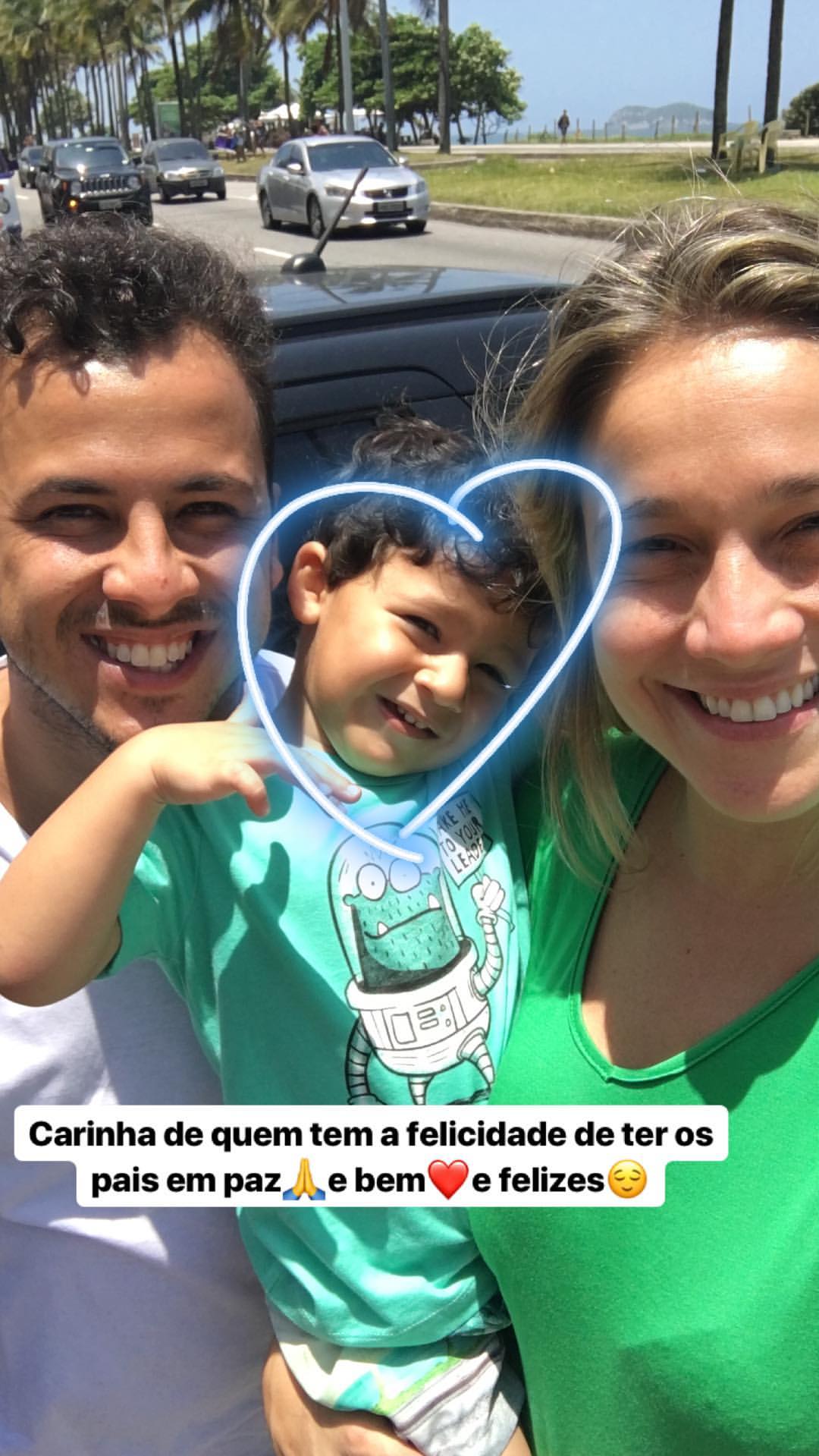Fernanda Gentil posa com o ex-marido e filho: 'felizes'