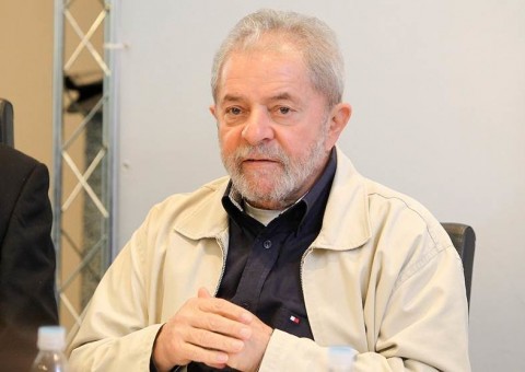 Advogado entrega passaporte de Lula à Polícia Federal em São Paulo