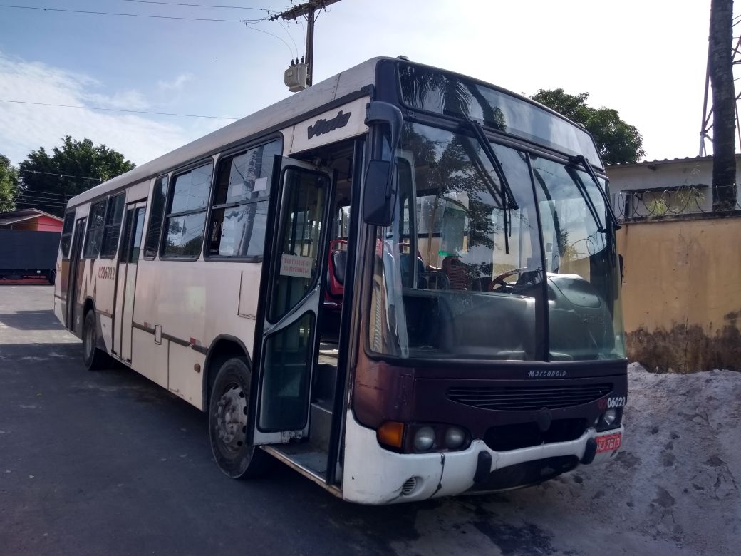 Com facas e armas caseiras, grupo assalta ônibus em plena luz do dia em Manaus