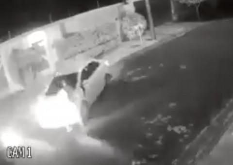 Vídeo impressionante mostra motorista passando por cima de assaltante