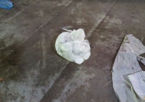 Mais de 80 trouxinhas de drogas são apreendidas em teto da Feira da Banana 