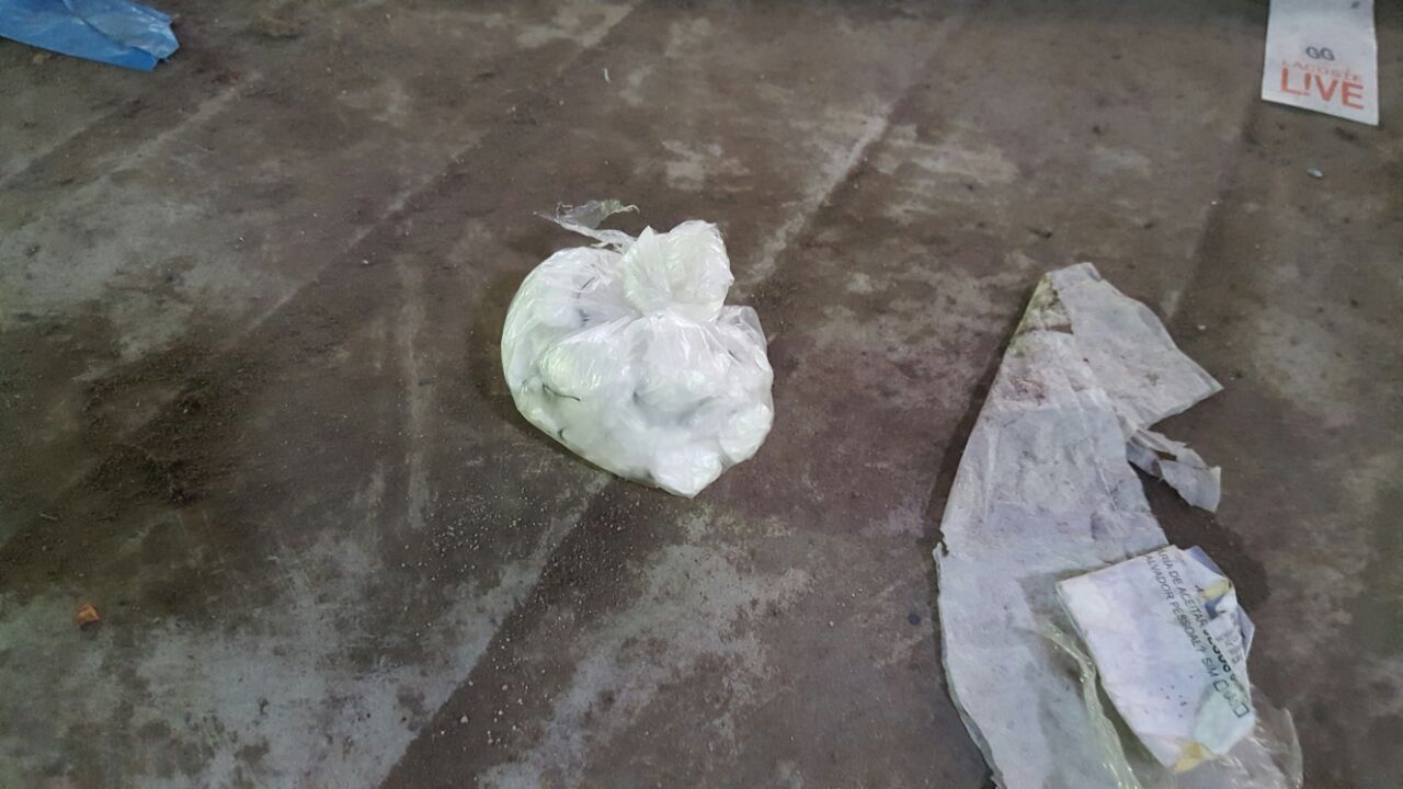 Mais de 80 trouxinhas de drogas são apreendidas em teto da Feira da Banana 