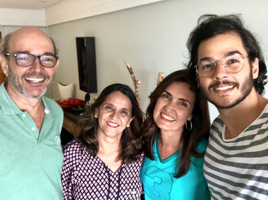 Fátima Bernardes almoça com família do namorado após suposta rejeição de sogra