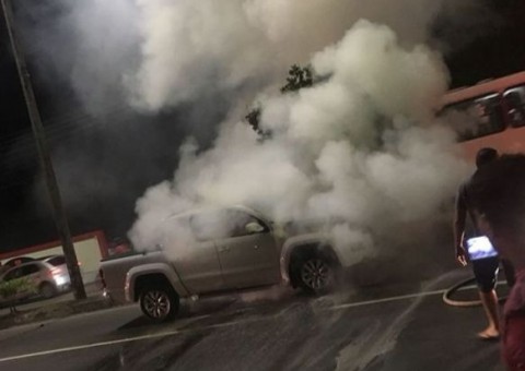 Carro de luxo pega fogo em plena avenida e complica trânsito em Manaus