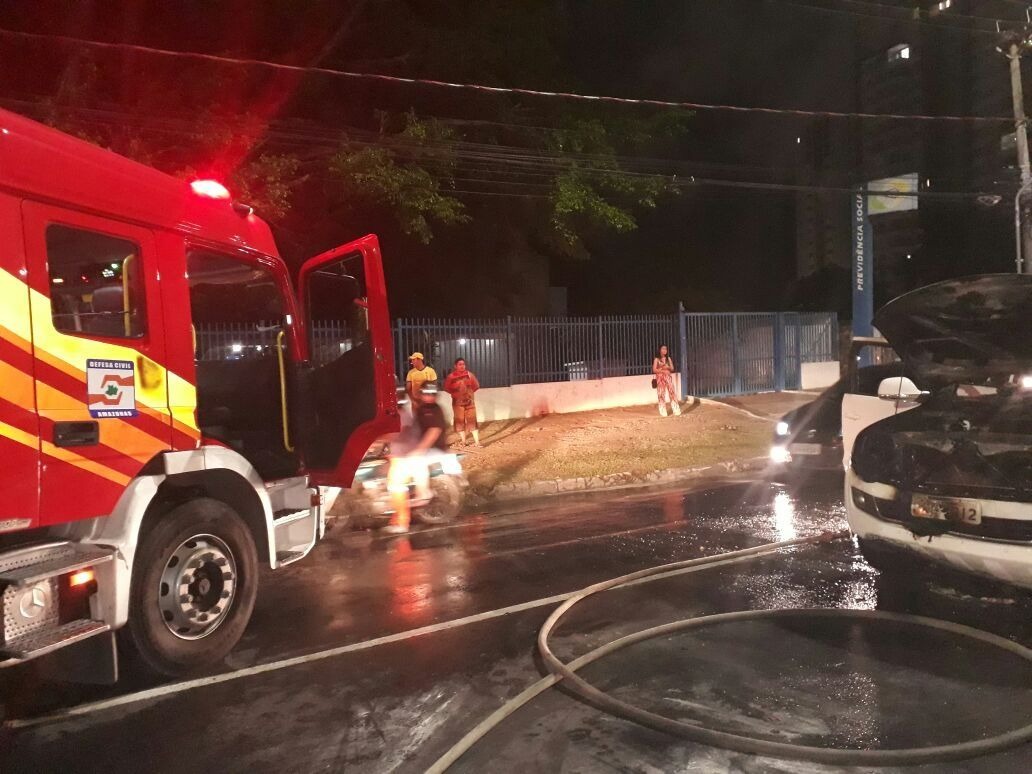 Carro de luxo pega fogo em plena avenida e complica trânsito em Manaus