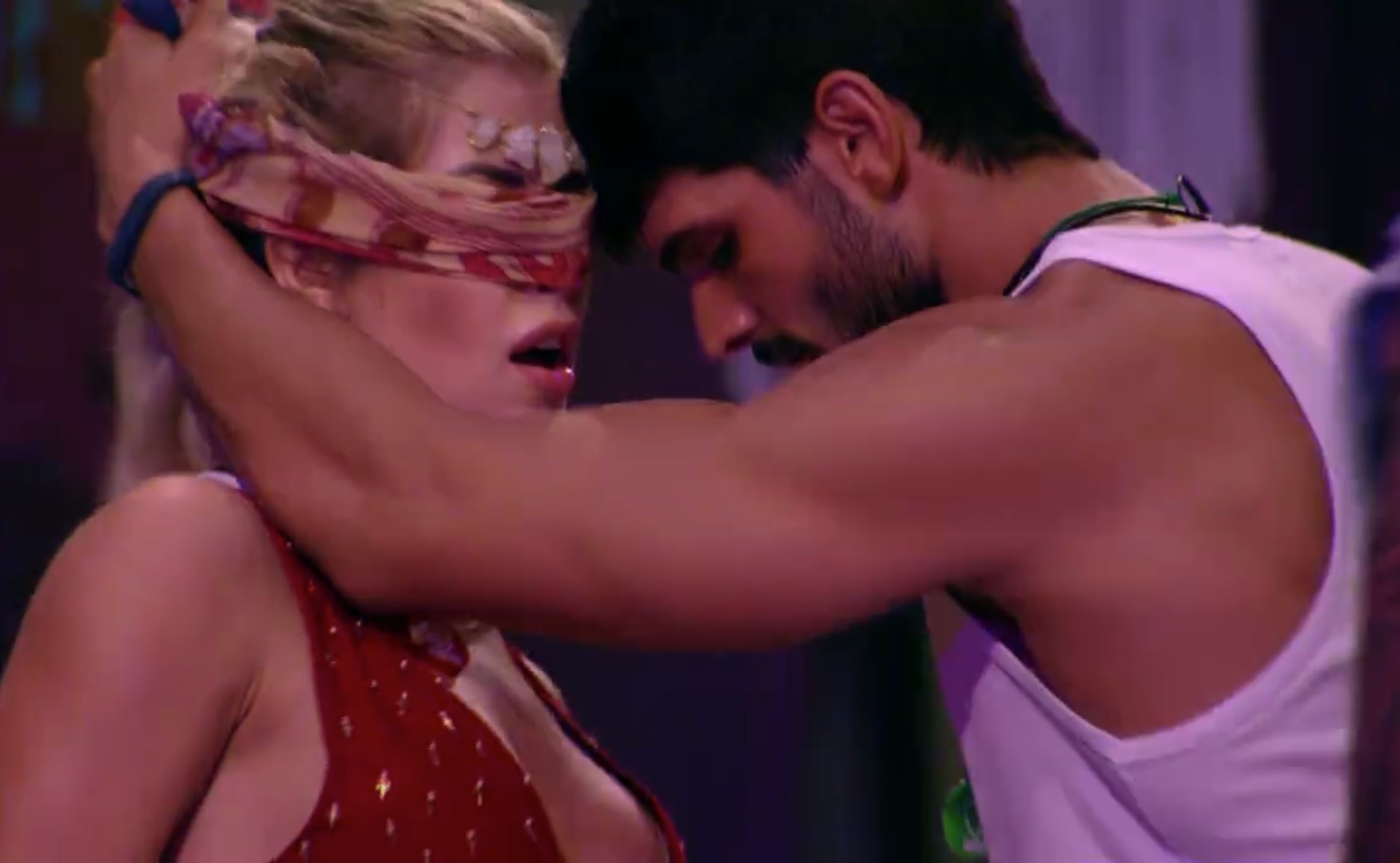 BBB 18: Jaqueline ataca de sedutora e Lucas vira o jogo com puxada sexy em festa