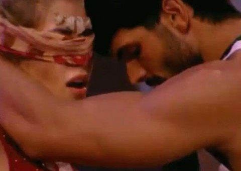 Lucas venda Jaqueline e loira sensualiza durante dança com brother