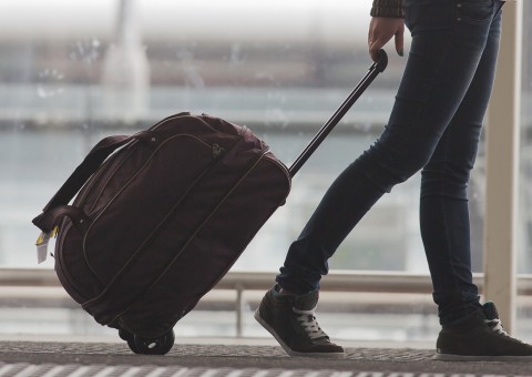 Esposa é flagrada circulando com corpo do marido dentro de mala em estação de trem