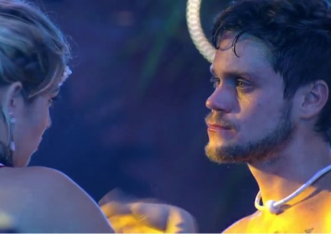 BBB18: Breno conversa com Jaqueline após ser flagrado beijando Ana Clara