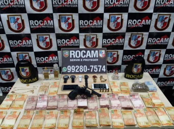 Após assaltar casa, grupo é preso com quase R$ 4 mil em avenida de Manaus