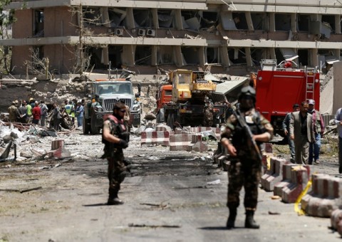 Explosão de ambulância-bomba em Cabul deixa mais de 60 mortos  e 150 feridos