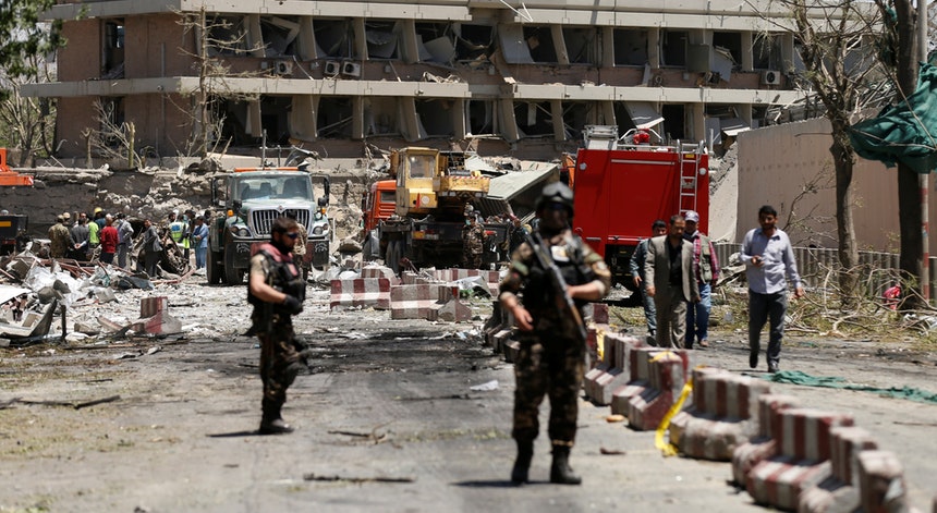 Explosão de ambulância-bomba em Cabul deixa mais de 60 mortos  e 150 feridos