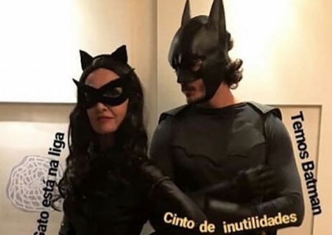  Fátima Bernardes e namorado usam fantasia sexy em festa de Carnaval