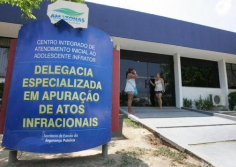 Adolescentes são apreendidos suspeitos de assaltar ônibus em Manaus