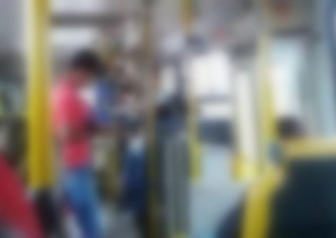 Motorista invade delegacia com ônibus para evitar assalto