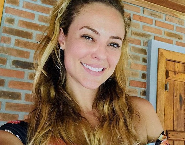 Paolla Oliveira mostra bumbum redondinho de fio-dental em cenário paradisíaco