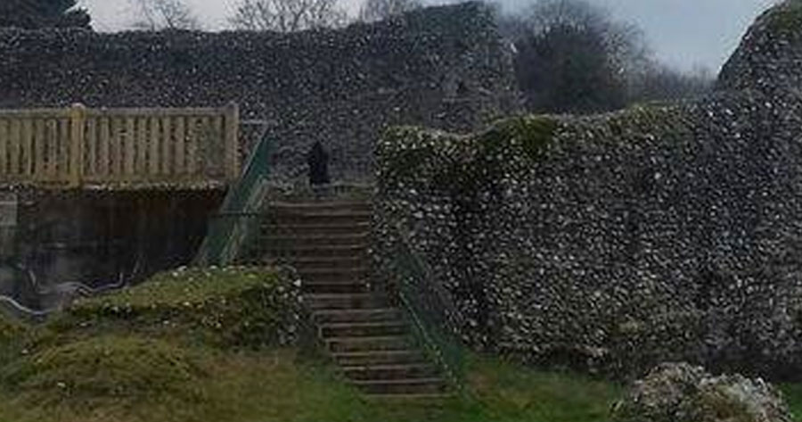 Homem tira fotos para tarefa de filho e flagra espírito sombrio