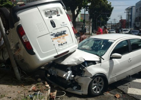 Carro 'voa' ao capotar e cai por cima de veículo em Manaus