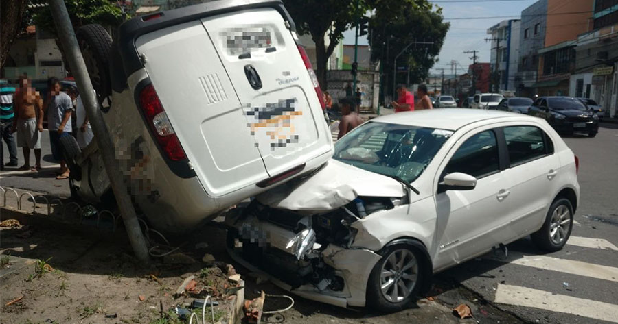 Carro 'voa' ao capotar e cai por cima de veículo em Manaus