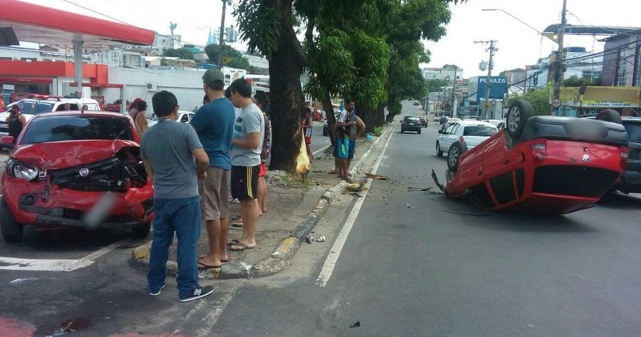 Grávida e mais duas mulheres ficam feridas após colisão de carros em Manaus