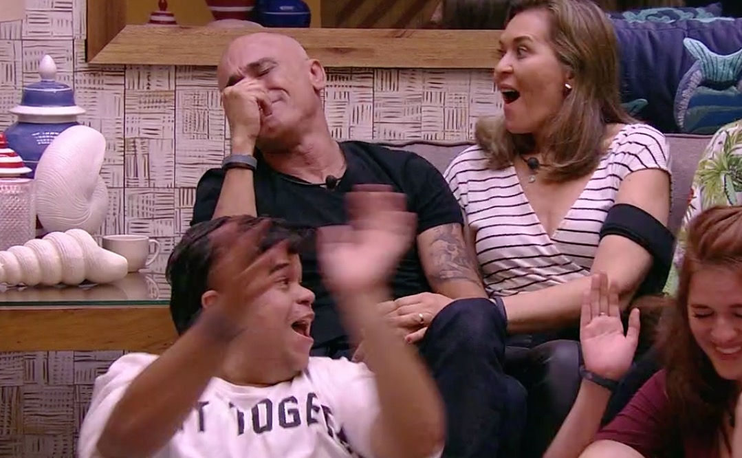 BBB18: Ayrton chora ao ser escolhido para representar a família Lima na casa