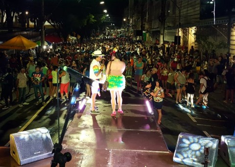 Banda LGBT enche Centro de Manaus com a bandeira da alegria com segurança