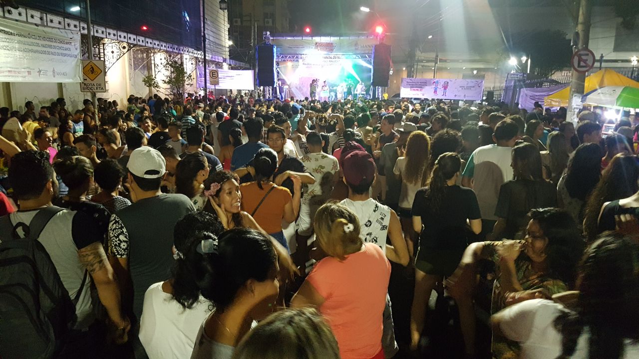 Banda LGBT enche Centro de Manaus com a bandeira da alegria com segurança