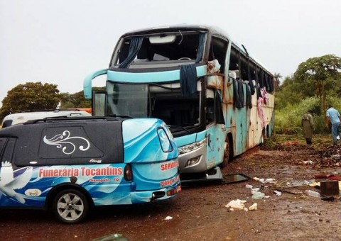 Acidente com ônibus deixa sete mortos e dezenas feridos