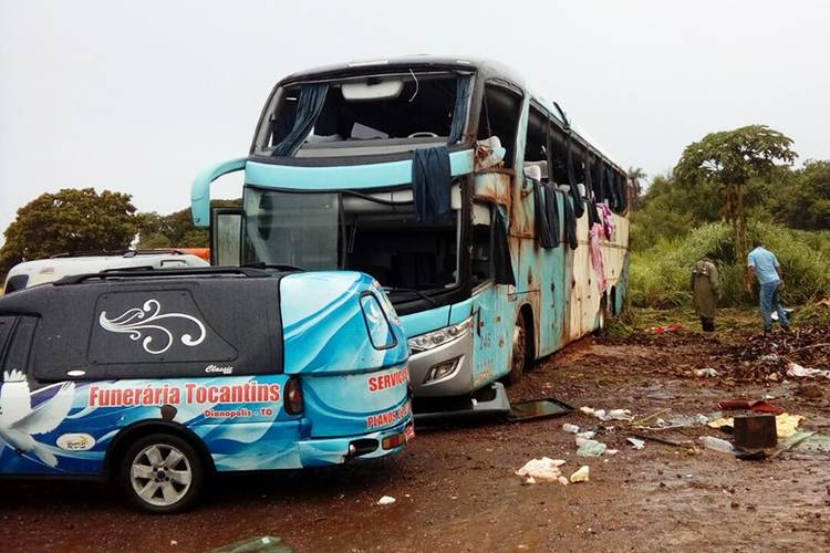 Acidente com ônibus deixa sete mortos e dezenas feridos