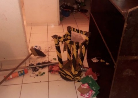 Crianças são encontradas sem comida em apartamento cheio de baratas em Manaus