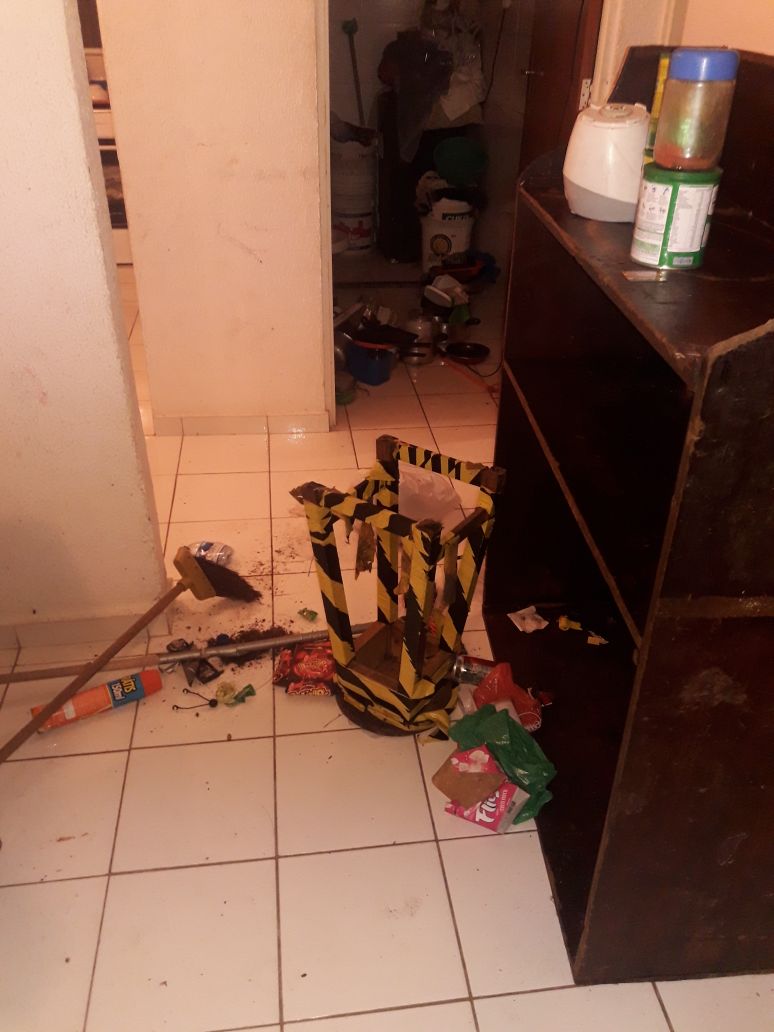 Crianças são encontradas sem comida em apartamento cheio de baratas em Manaus