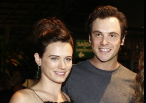 Em clima de romance, Bianca Bin e Sérgio Guizé vão a show juntos