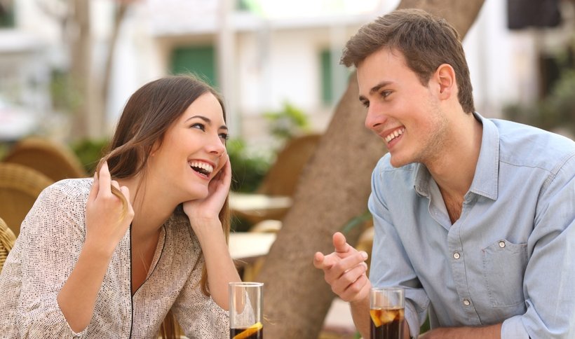 Mulheres sentem mais atração por homens que sabem falar bem, aponta estudo