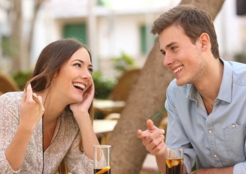 Mulheres sentem mais atração por homens que sabem falar bem, aponta estudo