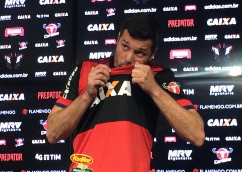 Flamengo anuncia retorno de Julio César