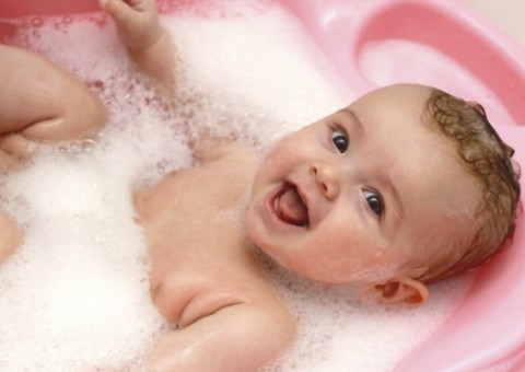 6 coisas perigosas que você não pode fazer ao dar banho no seu bebê
