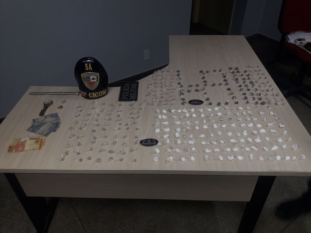 Nervoso ao ver polícia, homem é preso com 335 trouxinhas de drogas em Manaus