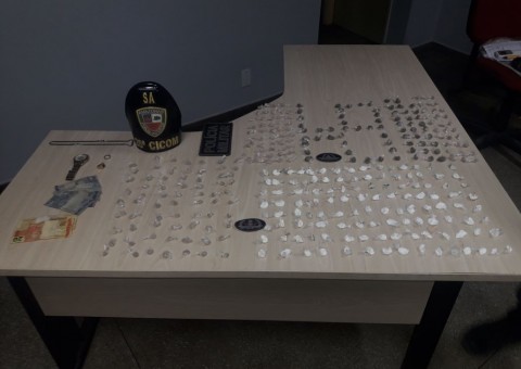 Nervoso ao ver polícia, homem é preso com 335 trouxinhas de drogas em Manaus