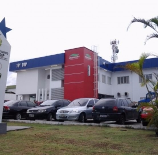 Grupo suspeito de roubar residência é preso com armas e drogas em Manaus