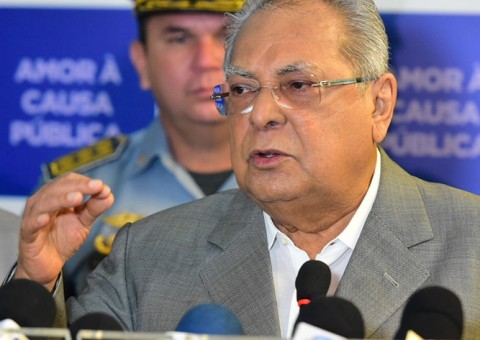 Amazonino diz estar focado no trabalho e faz mistério sobre reeleição