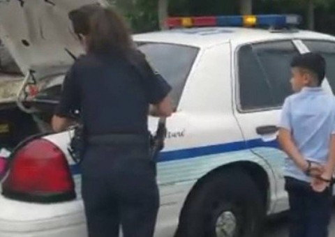 Criança de 7 anos é detida e algemada por agredir professor  