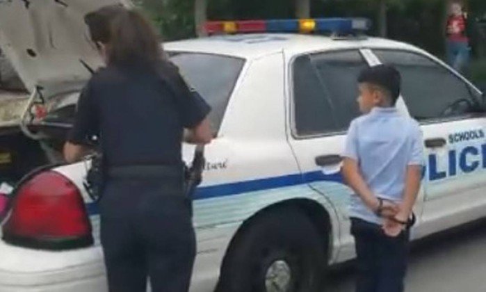 Criança de 7 anos é detida e algemada por agredir professor  