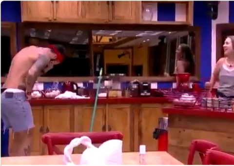 BBB18: Wagner abaixa short para zoar com brothers e quase mostra demais