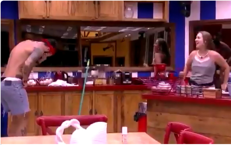 BBB18: Wagner abaixa short para zoar com brothers e quase mostra demais
