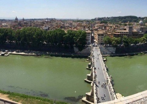 Brasileiro passa lua de mel em Roma e morre ao cair em rio 