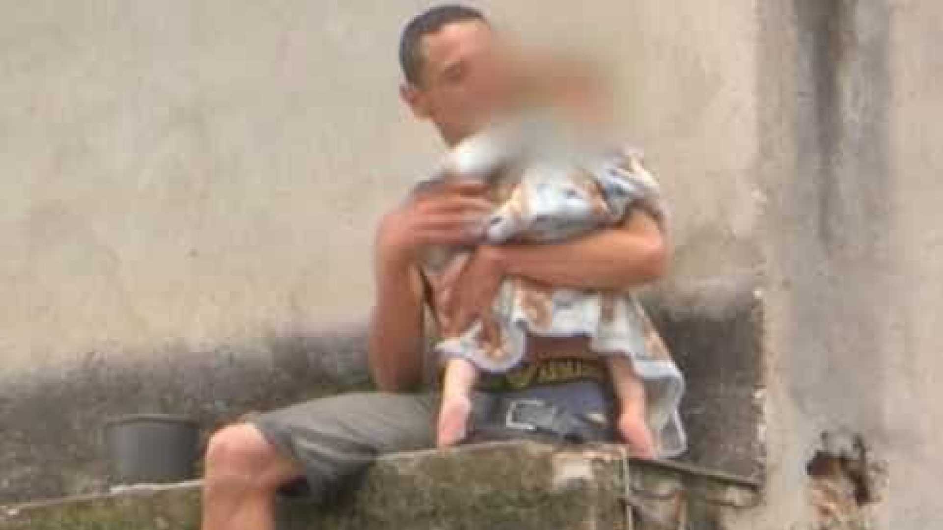 Pai faz bebê de um ano refém e tenta se jogar de prédio com a criança