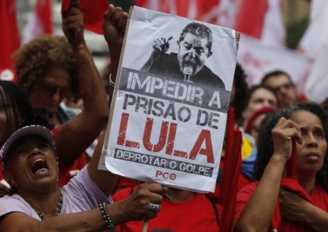 Aliados de Lula atacam judiciário em ato de apoio ao ex-presidente