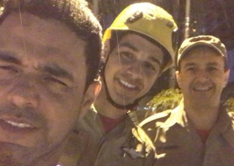 Zezé Di Camargo é resgatado pelo Corpo de Bombeiros durante enchente