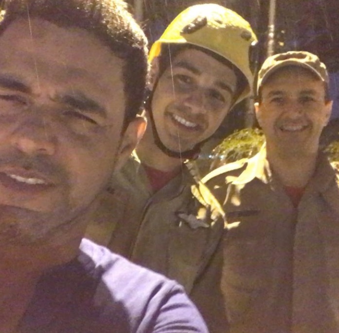 Zezé Di Camargo é resgatado pelo Corpo de Bombeiros durante enchente
