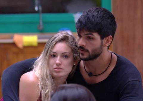 BBB18: Lucas faz carinho em Jéssica e deita no colo da sister